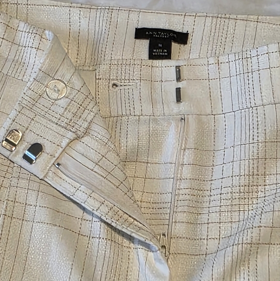 Ann Taylor Factory Shorts Pleated Front Tailored Design Size 16 - Picture 2 of 9